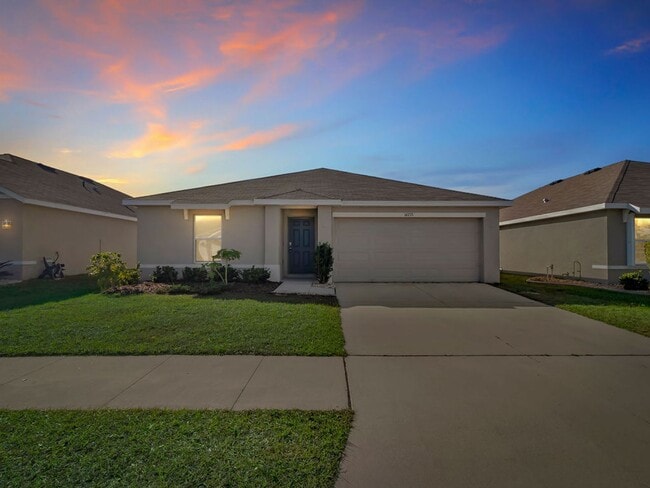 Building Photo - Beautiful 4 bedroom 2 bathroom Single Family House! Like new!