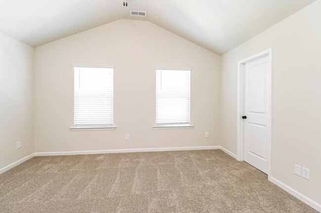 Building Photo - Beautiful 3BR 3.5BA Townhome w/ Full Appliance Kitchen Garage Parking in University