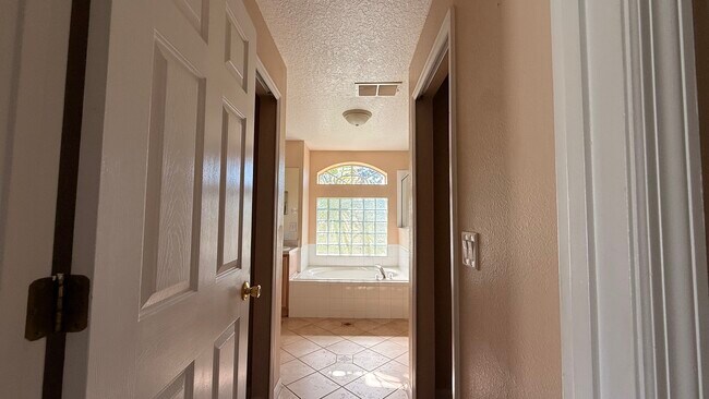 Building Photo - 10 Zebrawood Ct