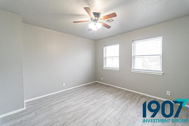 Building Photo - Updated 2-Bed, 1.5-Bath Townhome in NW Nor...