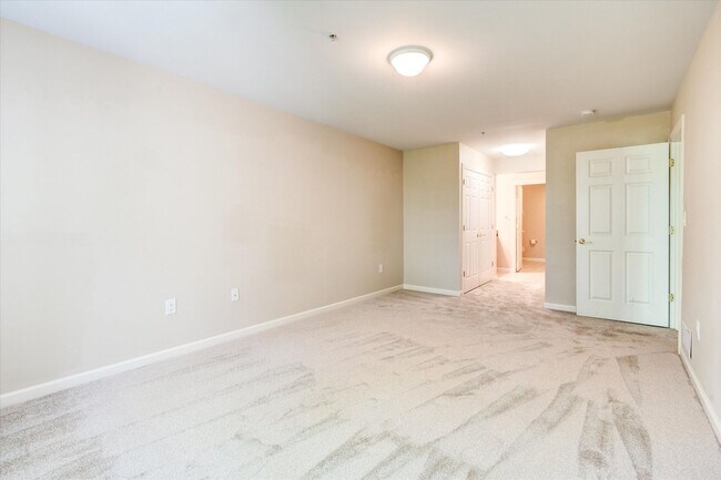 Building Photo - 3 Country Club Dr