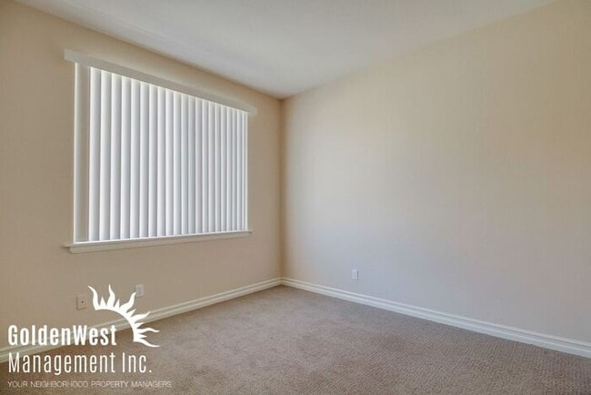 Building Photo - Immaculate 3Bdm 2.5Ba Townhouse with  2-Car Garage