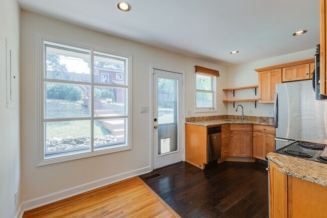 Building Photo - 2104 15th Ave S