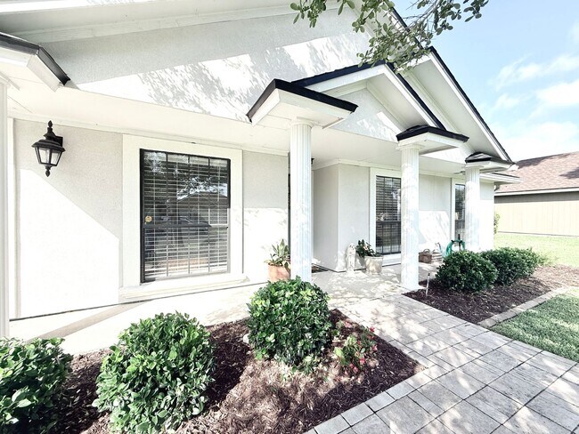 Building Photo - Stylish 4BR Home Minutes from Everything
