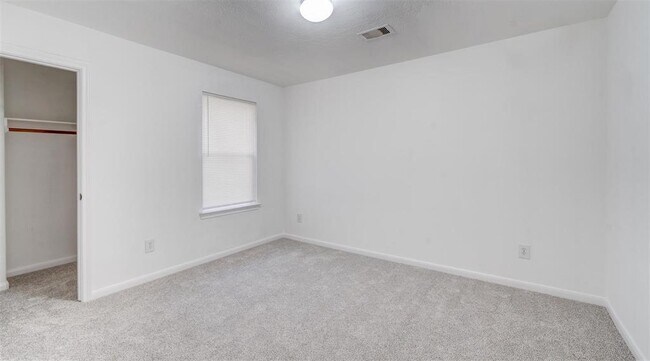 Building Photo - 827 Forest Ivy Ln