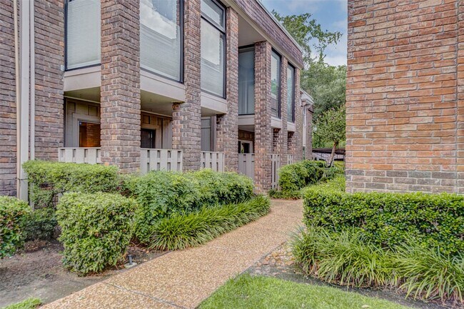 Building Photo - 7555 Katy Fwy