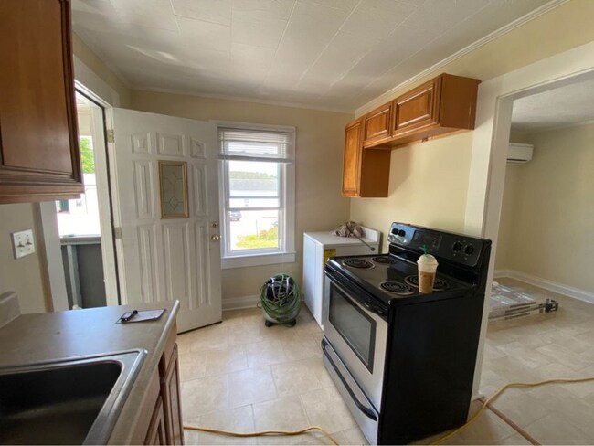 Building Photo - 724 W Main St