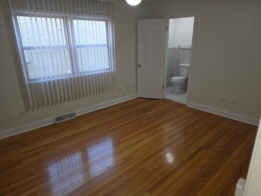 Building Photo - 826 E Capri Dr