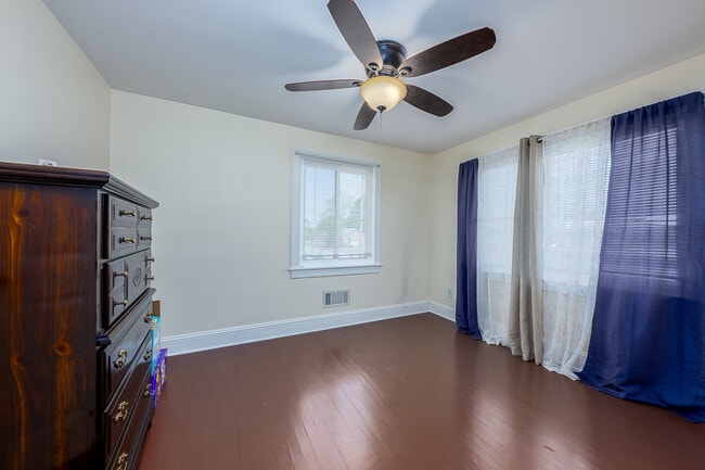 Building Photo - 913 Bern St