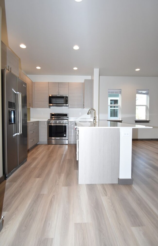 Building Photo - Gorgeous and Brand NEW 3 Bedroom with doub...