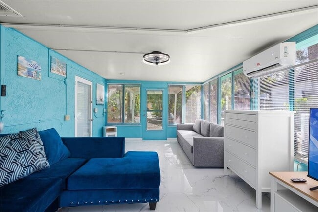 Building Photo - 8825 Oak St