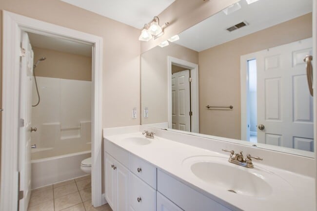 Building Photo - Beautiful 4 Bedroom in Hamlin Plantation -...