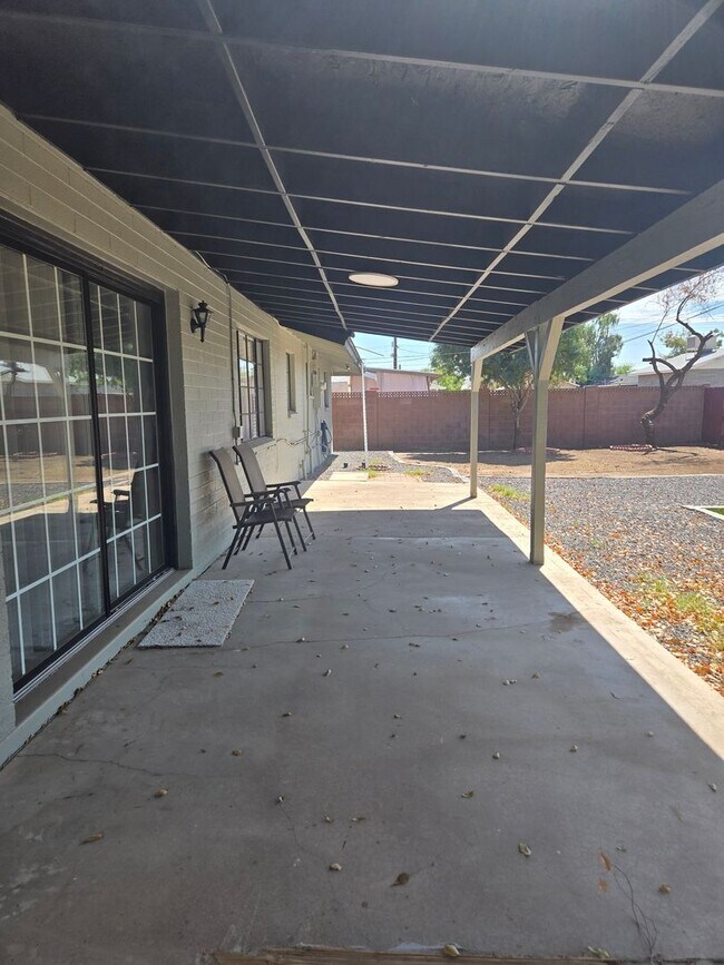 Building Photo - Cozy 3 bed, 2 bath home in Phoenix, No HOA!