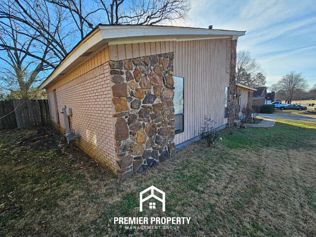 Building Photo - Spacious 3BR Memphis Home with Vaulted Ceilings, Fireplace & Fenced Backyard