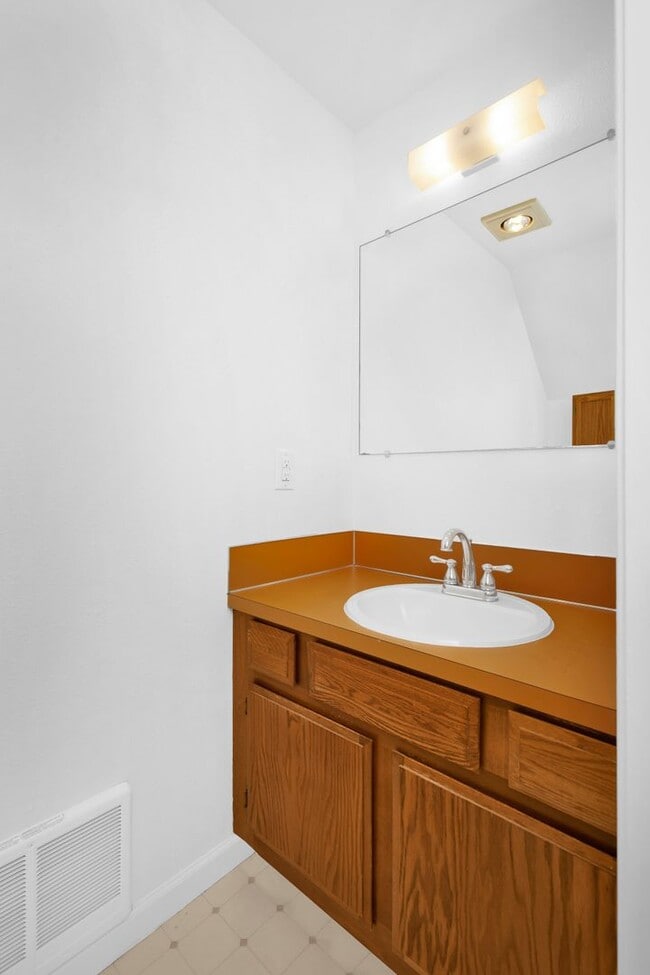 Building Photo - Privacy without the yard work - 3 Bedroom South Seattle Townhouse (Secure before the new year!)