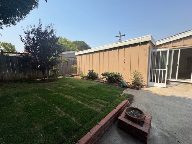 Building Photo - Charming 3-Bedroom Home for Rent in Serra ...