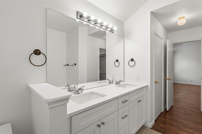 Building Photo - 210 Summerside Ave