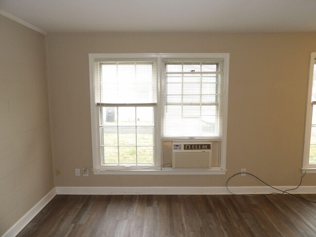 Building Photo - 903 Collins Ln