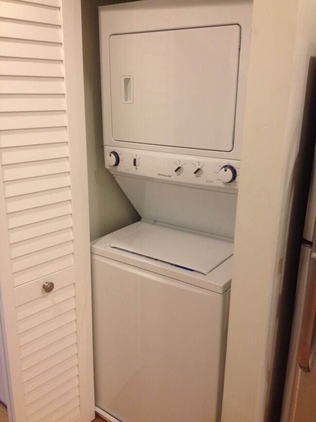 In unit W/C combo - 1321 Orren St NE