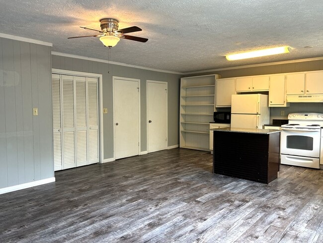 Building Photo - Three-Bedroom Upper Duplex Near Downtown B...