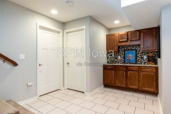Building Photo - 1651 SW Arlan Dr