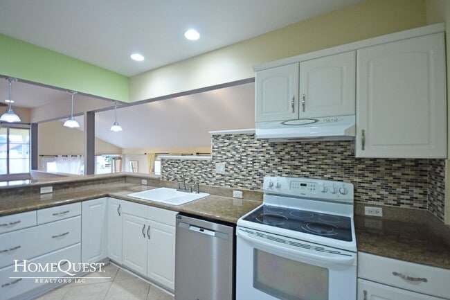 Building Photo - Live in Kailua Town!  Pet Friendly 3/2 wit...