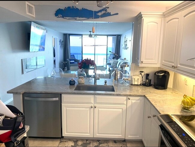 Building Photo - 9940 S Ocean Dr