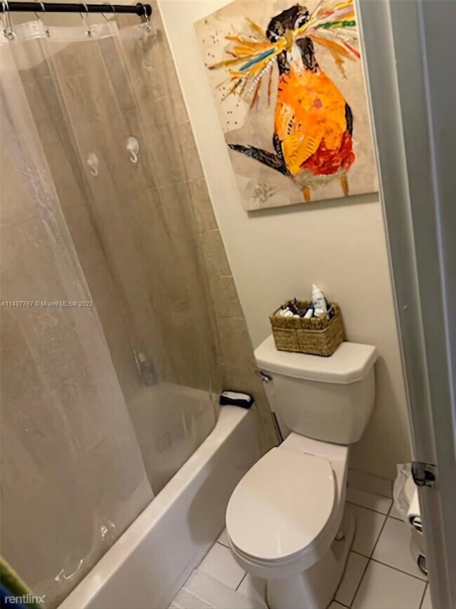 Building Photo - 2 br, 2.5 bath Townhome - 1050 Sorrento Dr...