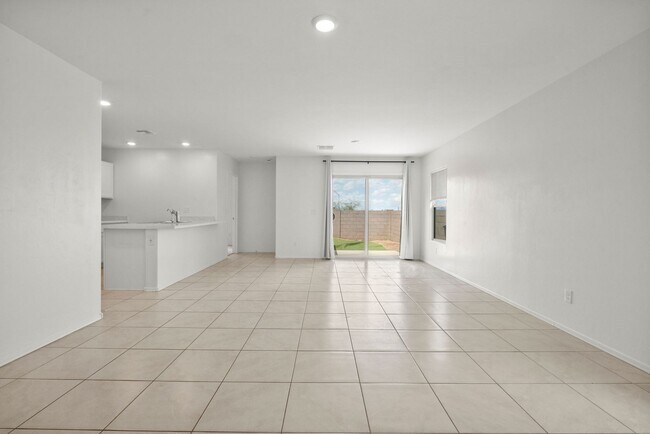 Building Photo - New home in Valencia Crossing!