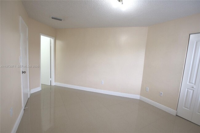 Building Photo - 690 W Park Dr