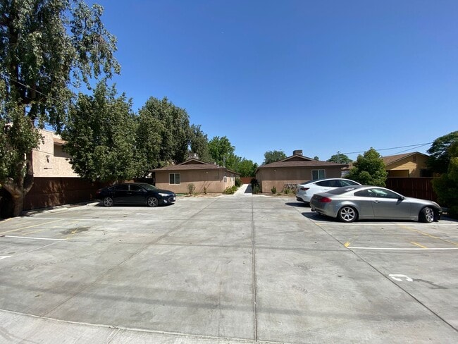 Building Photo - Modern 3-bedroom, 2-bath apartment