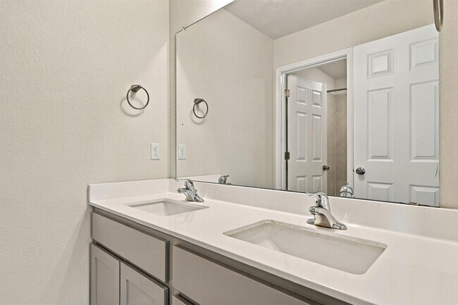 Building Photo - 609 Falkland Trace