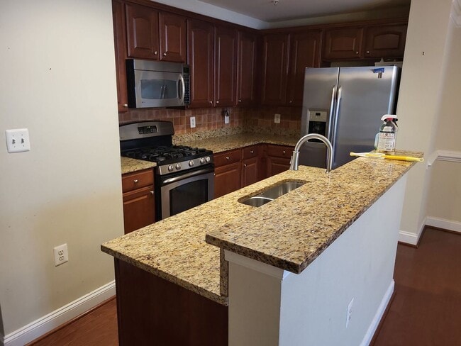 Building Photo - Fantastic 2 Bed 2.5 Bath Interior Townhome...