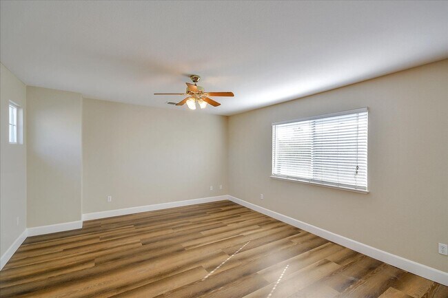 Building Photo - OPEN & SPACIOUS, 4 BEDROOM, 3 BATH 2 STORY...