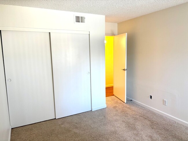 Building Photo - Nicely updated 2bd 2 ba Condo for rent Den...