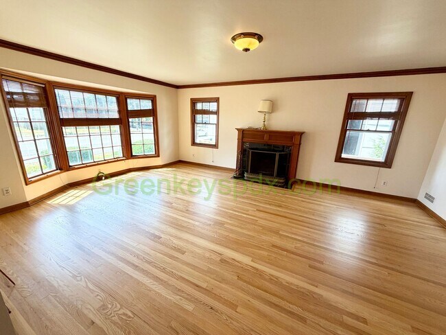 Building Photo - Lovely 3-Bedroom, 2-Bathroom House with Detached Garage in North Portland