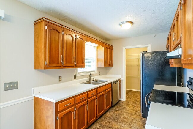 Building Photo - 318 Huntington Dr