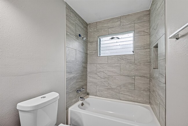Building Photo - 4909 Holloway Dr
