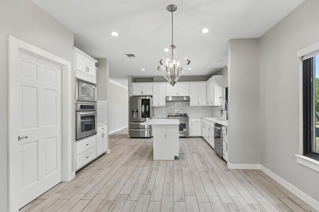 Building Photo - 501 Lone Star Dr
