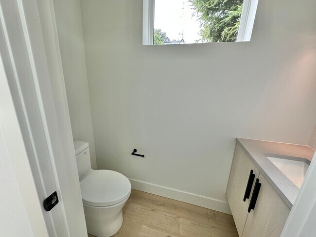 Building Photo - Stunning Queen Anne Home - Incredible Views! Available 10/1/2026!