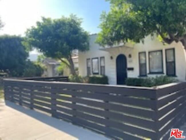 Building Photo - 3869 Hollypark Pl