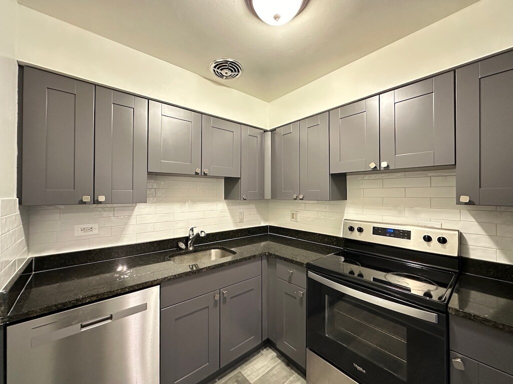 Building Photo - 3825 N Pine Grove Ave