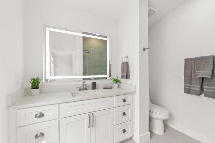 Building Photo - 6427 Park Lake Cir