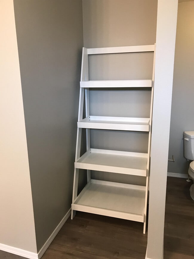 Building Photo - 739 N Pringlewood Pl