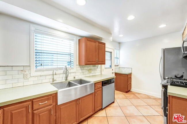 Building Photo - 2315 Cochran Ave