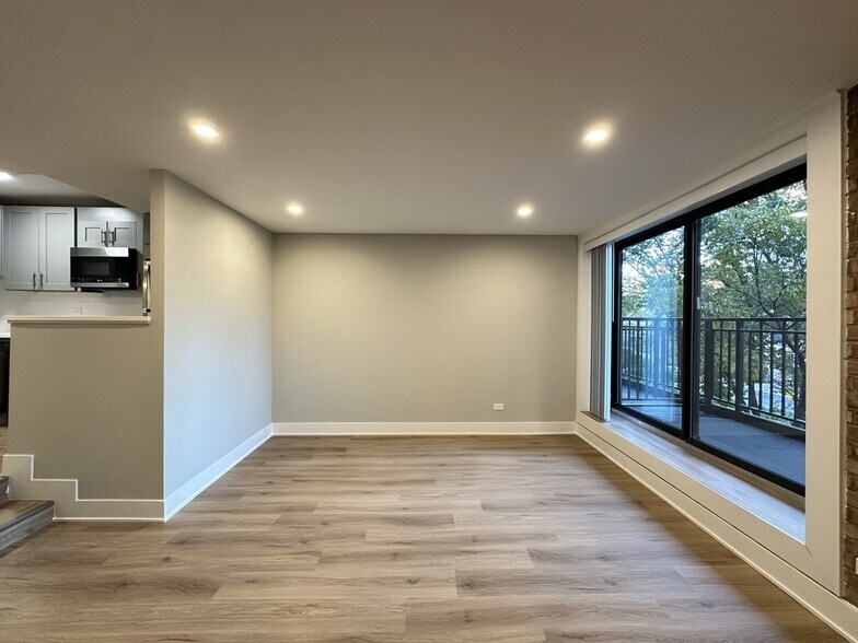 Building Photo - 1214 N La Salle Dr