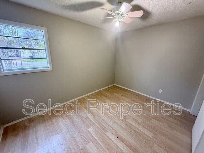 Building Photo - 3200 Meador Rd