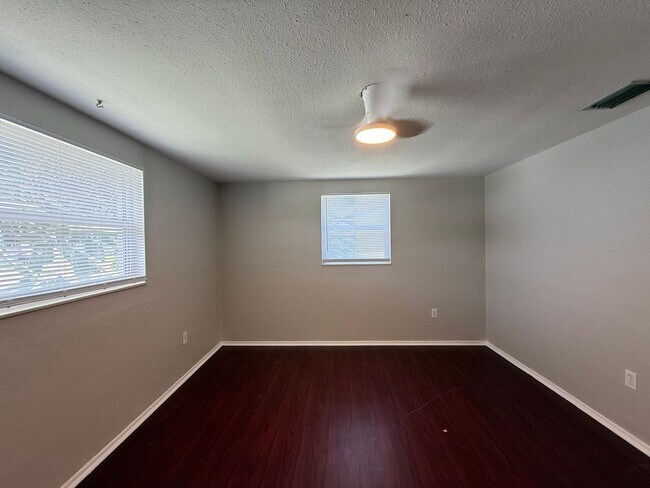 Building Photo - Available Now! Beautiful Single Family Por...