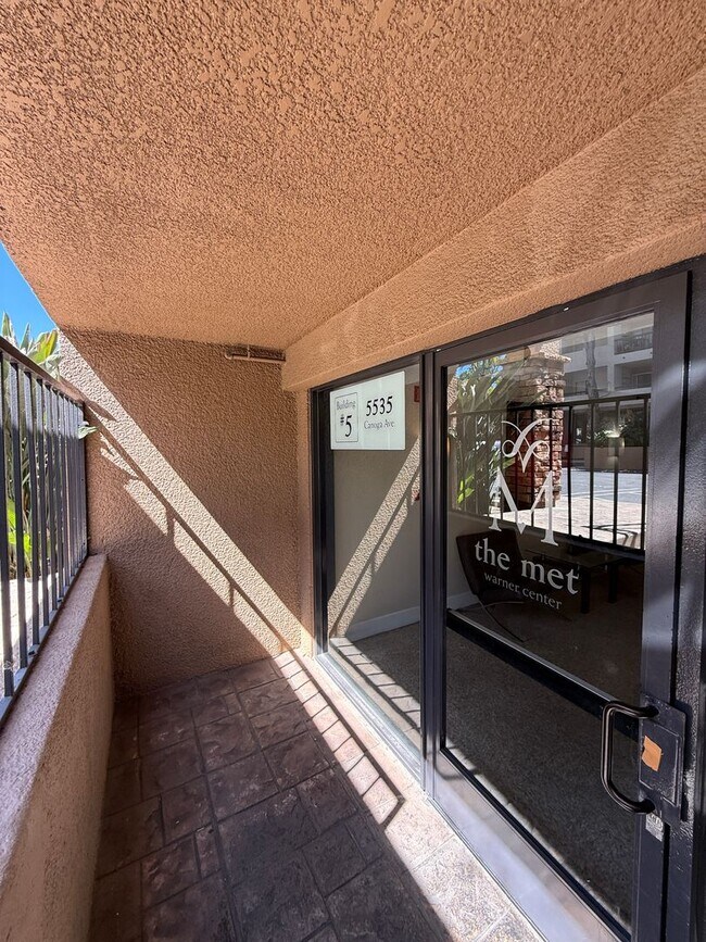 Building Photo - Modern 1BD/1BA Condo at The Met Warner Center! Ready for Move-In!
