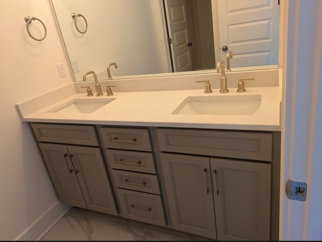 Building Photo - 5025 Greentree Dr